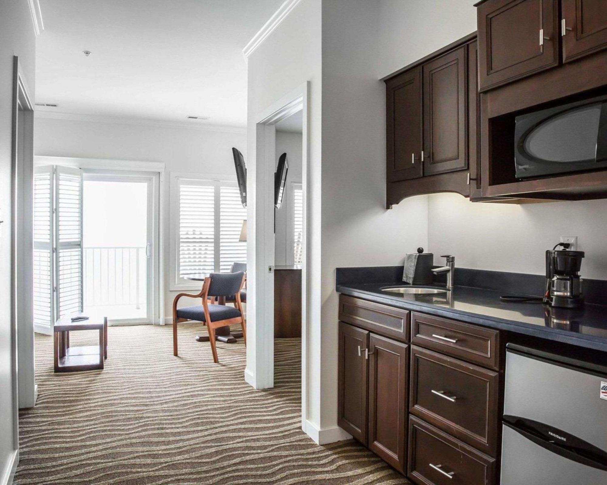 Island Inn & Suites, Ascend Hotel Collection Piney Point Exteriér fotografie