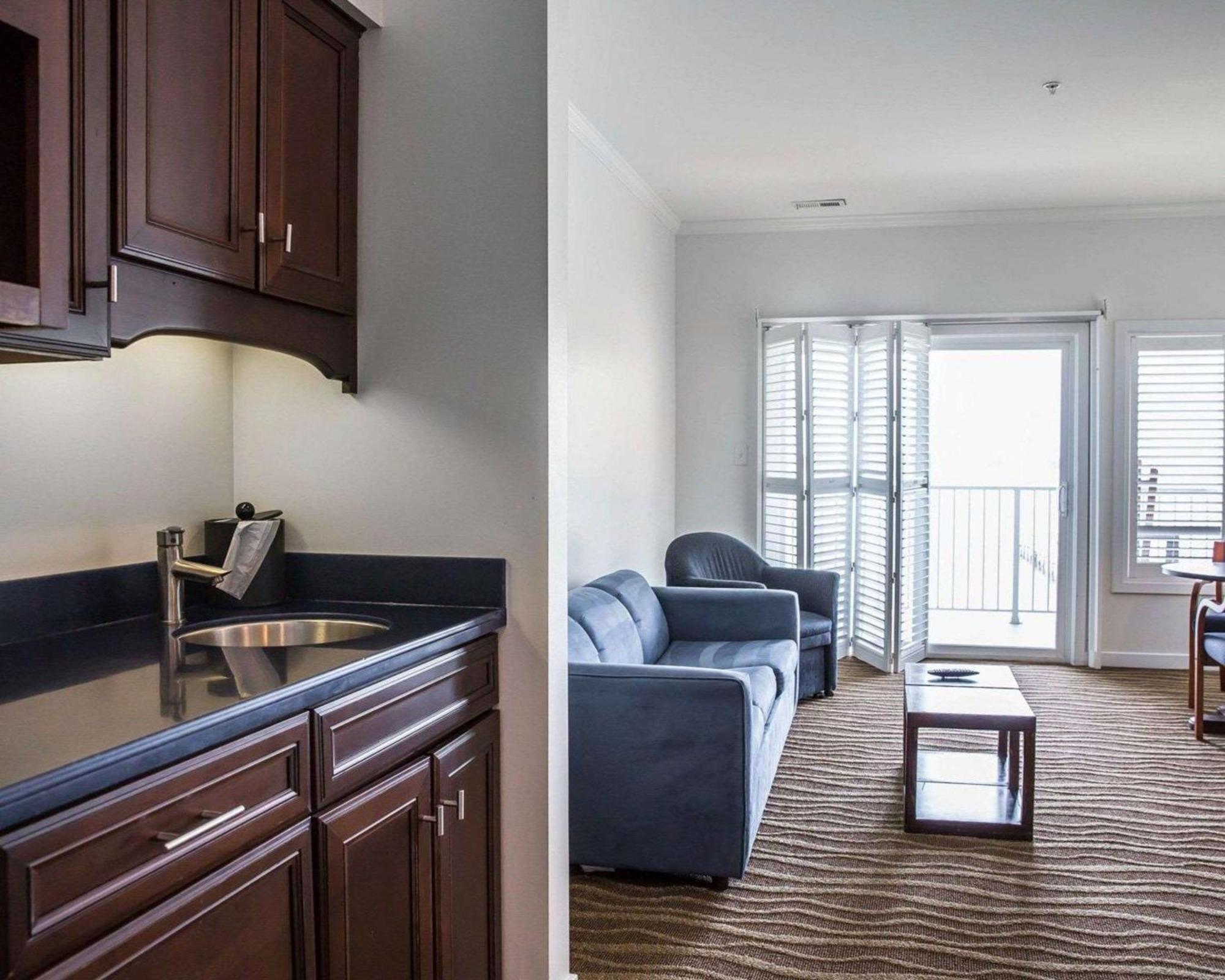 Island Inn & Suites, Ascend Hotel Collection Piney Point Exteriér fotografie